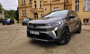 Szary Renault Symbioz przed zabytkowym budynkiem. Wiele osób szuka **Renault Symbioz opinie**, a ten model wygląda obiecująco.