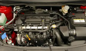 Silnik Hyundai i20 1.2 benzyna. Widoczny alternator, akumulator, płyny i przewody.