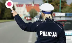 Policjantka z tarczą zatrzymuje ruch. Kierowca z recydywą mandat może spodziewać się kontroli.
