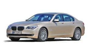 Eleganckie, beżowe BMW 7 F01 z przyciemnianymi szybami i chromowanymi detalami, prezentujące się na białym tle.