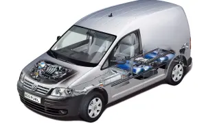 Volkswagen Caddy zasilany gazem ziemnym (CNG). Widok przekroju ukazuje silnik i zbiorniki paliwa.