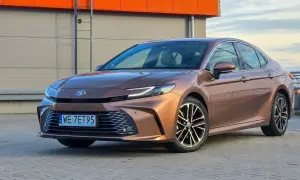 Brązowa Toyota Camry prezentuje się elegancko. Wiele osób chwali ten model, a opinie o Toyota Camry są zazwyczaj pozytywne.