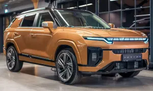 Nowoczesne koreańskie samochody, jak ten pomarańczowy SUV z futurystycznymi światłami, wyznaczają nowe trendy.