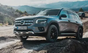 Szary Mercedes GLB na wyboistej drodze. Wiele osób szuka mercedes glb opinie przed zakupem, a ten model wygląda na gotowy na każde wyzwanie.