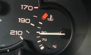 Wskaźnik pokazuje, że temperatura oleju w silniku jest bliska 90°C.