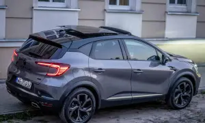 Szary Renault Captur z czarnym dachem i panoramicznym szyberdachem, idealny do miasta. Wiele pozytywnych renault captur opinie potwierdza jego wszechstronność.