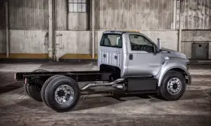 Srebrny Ford F650 bez zabudowy, gotowy do stworzenia wymarzonego pojazdu.
