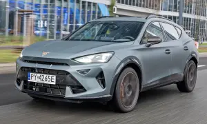 Szary Cupra Formentor w ruchu miejskim. Wiele osób szuka opinii o tym modelu, a ten egzemplarz wygląda świetnie.