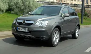 Szary Opel Antara w ruchu miejskim. Wiele osób szuka opinii o tym modelu przed zakupem.