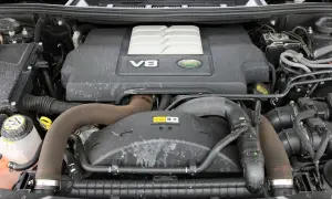 Silnik V8 w Range Rover L322, gotowy do pracy.