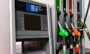 Dystrybutor paliwa z wyświetlaczem i kilkoma pistoletami, w tym zielonym z oznaczeniem 95, idealny do tankowania Audi 90.