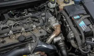 Silnik 1.7 CDTI z widocznymi wtryskiwaczami, turbosprężarką i akumulatorem.
