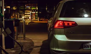 Samochód Golf na stacji paliw. Czy to będzie diesel czy benzyna? Nocna sesja przy dystrybutorze.
