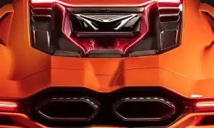 Pomarańczowy Lamborghini Revuelto z widocznym silnikiem i czerwonym podświetleniem.