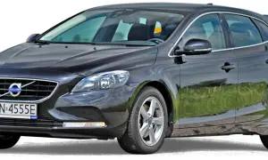 Czarne volvo hatchback z polskimi tablicami rejestracyjnymi WN 4555E, zaparkowane na tle zielonej trawy.
