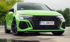 Jaskrawozielone Audi RS3 z czarnymi felgami i grillem. Sprawdź aktualną audi rs3 cena i dostępne opcje.