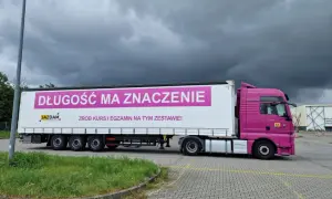 Różowa ciężarówka z napisem "Długość ma znaczenie. Zrób kurs i egzamin na tym zestawie!" zachęca do zdobycia prawa jazdy kat C+E. Całkowity koszt kursu i egzaminu jest tu kluczowy.