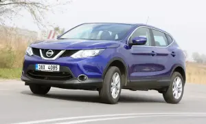 Niebieski Nissan Qashqai 1.2 benzyna na drodze. Wiele osób szuka opinii o tym modelu.