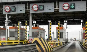 Płatne autostrady w Polsce: szlabany na bramkach poboru opłat, znaki ograniczenia wysokości 2,0m i zielone strzałki wskazujące otwarte pasy ruchu.