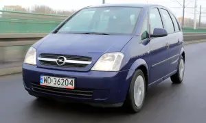 Niebieski Opel Meriva w ruchu drogowym. Wiele osób szuka opinii o tym modelu, a ten egzemplarz wygląda na zadbany.