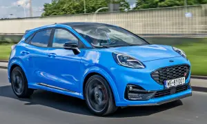 Niebieski Ford Puma ST w ruchu. Sprawdź aktualną ford puma cena i możliwości tego sportowego SUV-a.