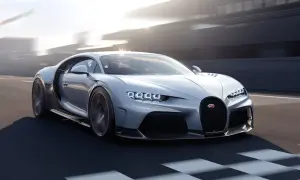 Srebrny Bugatti Chiron Super Sport pędzi po torze wyścigowym, jego światła LED błyszczą w słońcu.