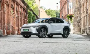 Biała Toyota bZ4X na brukowanej uliczce. Sprawdź atrakcyjną toyota bz4x cena i odkryj jej możliwości.