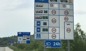 Znaki drogowe informują o opłatach i limitach prędkości na drodze ekspresowej. Prędkość na drodze ekspresowej jest tu jasno określona.