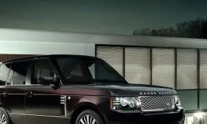 Elegancki Range Rover Autobiography w ciemnym kolorze lśni przed nowoczesnym budynkiem z przeszklonymi oknami.