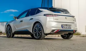 Biały DS4 E-TENSE z czarnym dachem, widok z tyłu. Wiele osób szuka takich aut, sprawdzając citroen ds4 opinie.