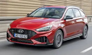 Czerwony Hyundai i30 N Line w wersji kombi w ruchu. Sprawdź aktualną cenę nowego modelu.
