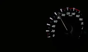 Przekroczenie prędkości o 30 km/h to 10 punktów karnych. Prędkościomierz wskazuje 110 km/h.
