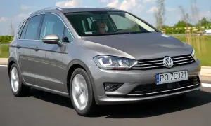 Szary Volkswagen Golf Sportsvan w ruchu drogowym. Wady tego modelu mogą obejmować ograniczoną przestrzeń bagażową w porównaniu do innych kombi.