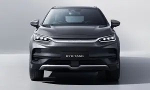 Szary BYD Tang z nowoczesnymi światłami LED. Sprawdź aktualną byd tang cena i dowiedz się więcej o tym elektrycznym SUV-ie.