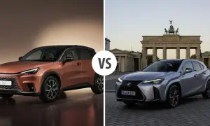 Dwa modele Lexus hatchback: miedziany LBX i srebrny UX, porównane na tle Bramy Brandenburskiej.
