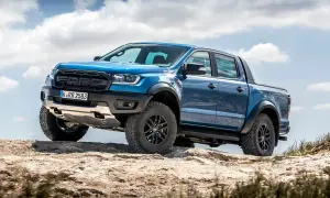 Niebieski Ford Ranger Raptor, terenowy pickup, pokonuje kamienisty szlak. Jego masywna sylwetka i opony sugerują gotowość do wyzwań, jakby był większym bratem modelu ram 2500.