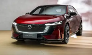 Elegancka, czerwona Mazda 6e z nowoczesnym designem i charakterystycznym grillem.