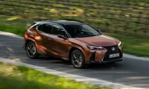 Miedziany Lexus UX na krętej drodze, idealny do miasta. Sprawdź nasze lexus ux opinie!