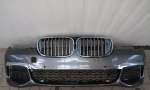 Szara atrapa zderzaka do BMW G10 z chromowanymi wstawkami i charakterystyczną atrapą chłodnicy.