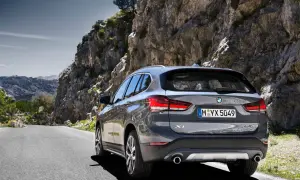 Szary BMW X1 na górskiej drodze. Sprawdź aktualną bmw x1 cena i wybierz się na przygodę!
