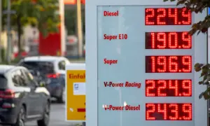 Cena benzyny w Niemczech: Diesel 224.9, Super E10 190.9, Super 196.9. Kierowcy analizują ceny paliw.