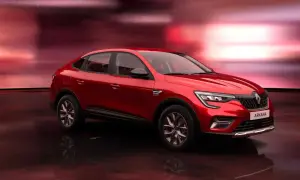 Czerwony Renault Arkana na tle czerwonych świateł. Sprawdź atrakcyjną renault arkana cena i zamów już dziś!