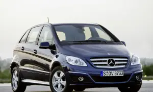 Ciemnoniebieski Mercedes Klasa B, idealny do miasta. Wiele pozytywnych mercedes klasa b - opinie.
