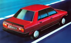 Czerwony Renault 9 pędzi po drodze, odbijając się w niebieskim tle.