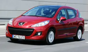 Czerwony Peugeot 207 na drodze. Wiele osób szuka peugeot 207 opinie, ten model jest świetnym wyborem.