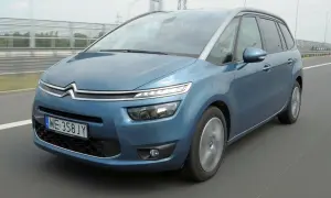 Niebieski Citroen C4 Grand Picasso 2.0 HDI na drodze.