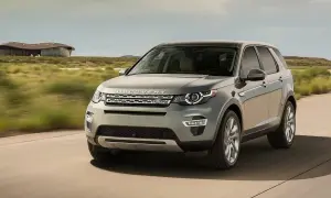 Szary Land Rover Discovery Sport w ruchu. Wiele osób szuka land rover discovery sport opinie przed zakupem.