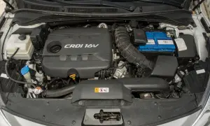Silnik Kia Sportage 1.7 CRDi z widocznym akumulatorem i elementami układu dolotowego.