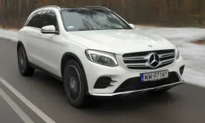 Biały Mercedes-Benz GLC w ruchu drogowym. Wiele osób szuka takich aut, sprawdzając mercedes glc opinie.
