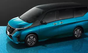 Nowy Nissan Serena w turkusowym kolorze, z czarnym dachem, prezentuje się elegancko na błyszczącym, niebieskim tle.
